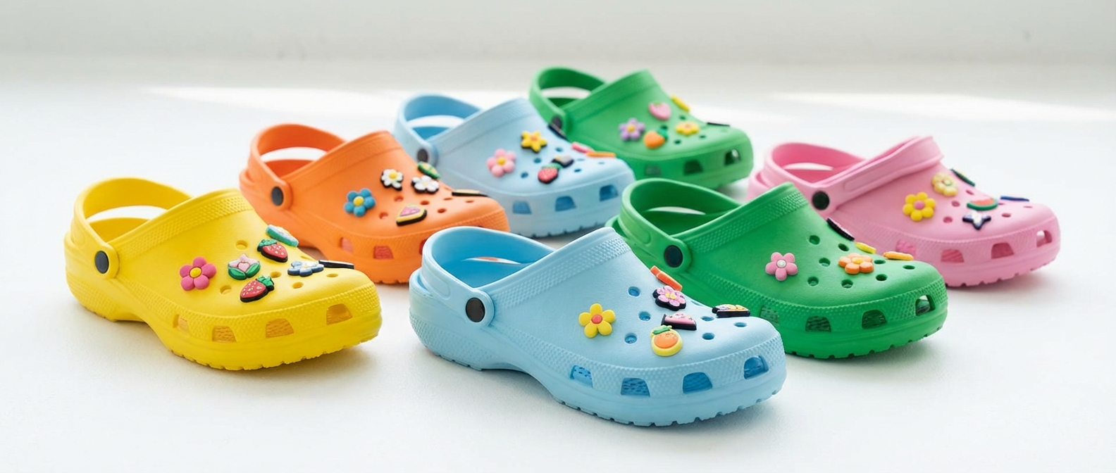 Värvilised fotorealistlikud Crocs stiilis klotsid on kunstipäraselt paigutatud, rõhutades erikollektsiooni julgeid toone ja mustreid